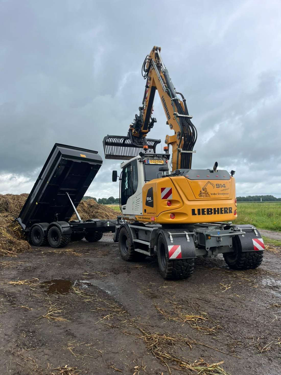 Graafmachine met dumper van Valke Grondverzet Emmen