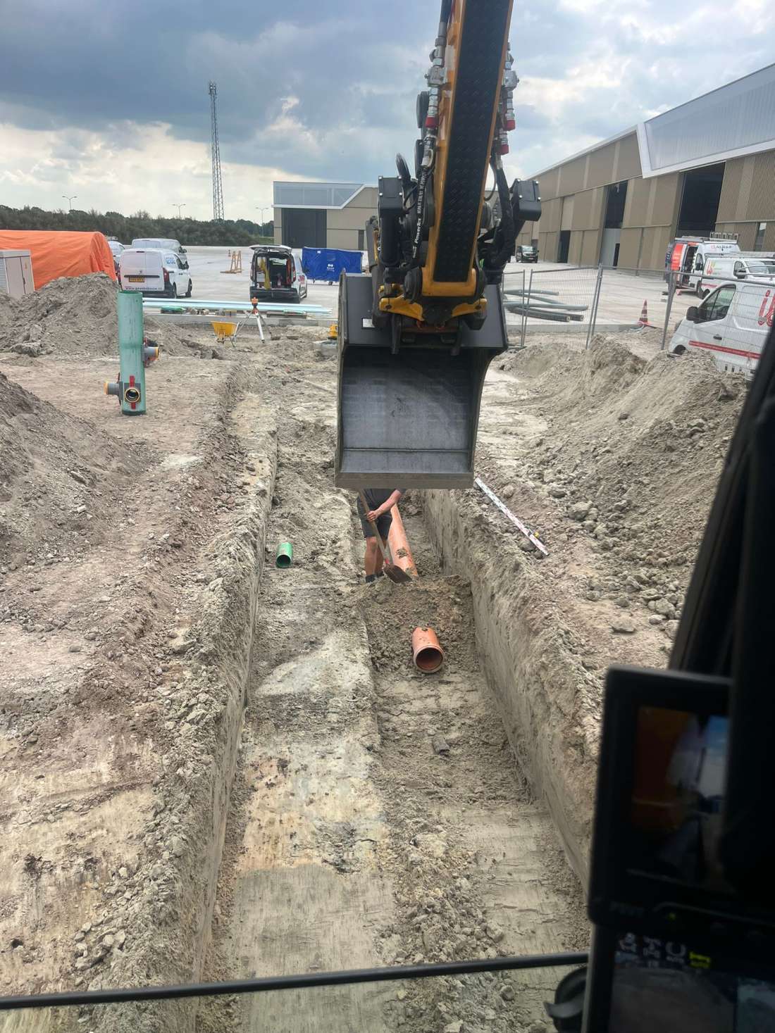 Grondwerk buizen aanleggen